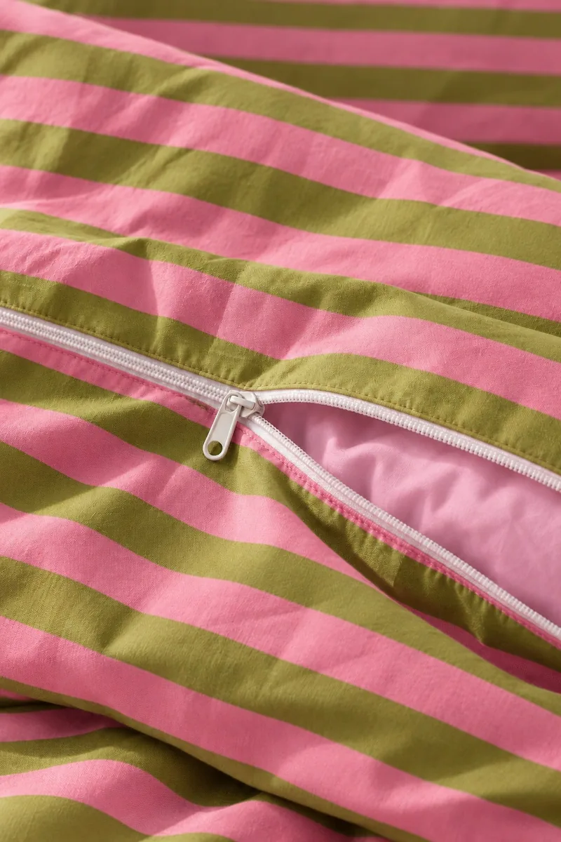 Pembe Yeşil Çizgili Nevresim Takımı, Lastikli Çarşaflı, nevresim kenarı yakından