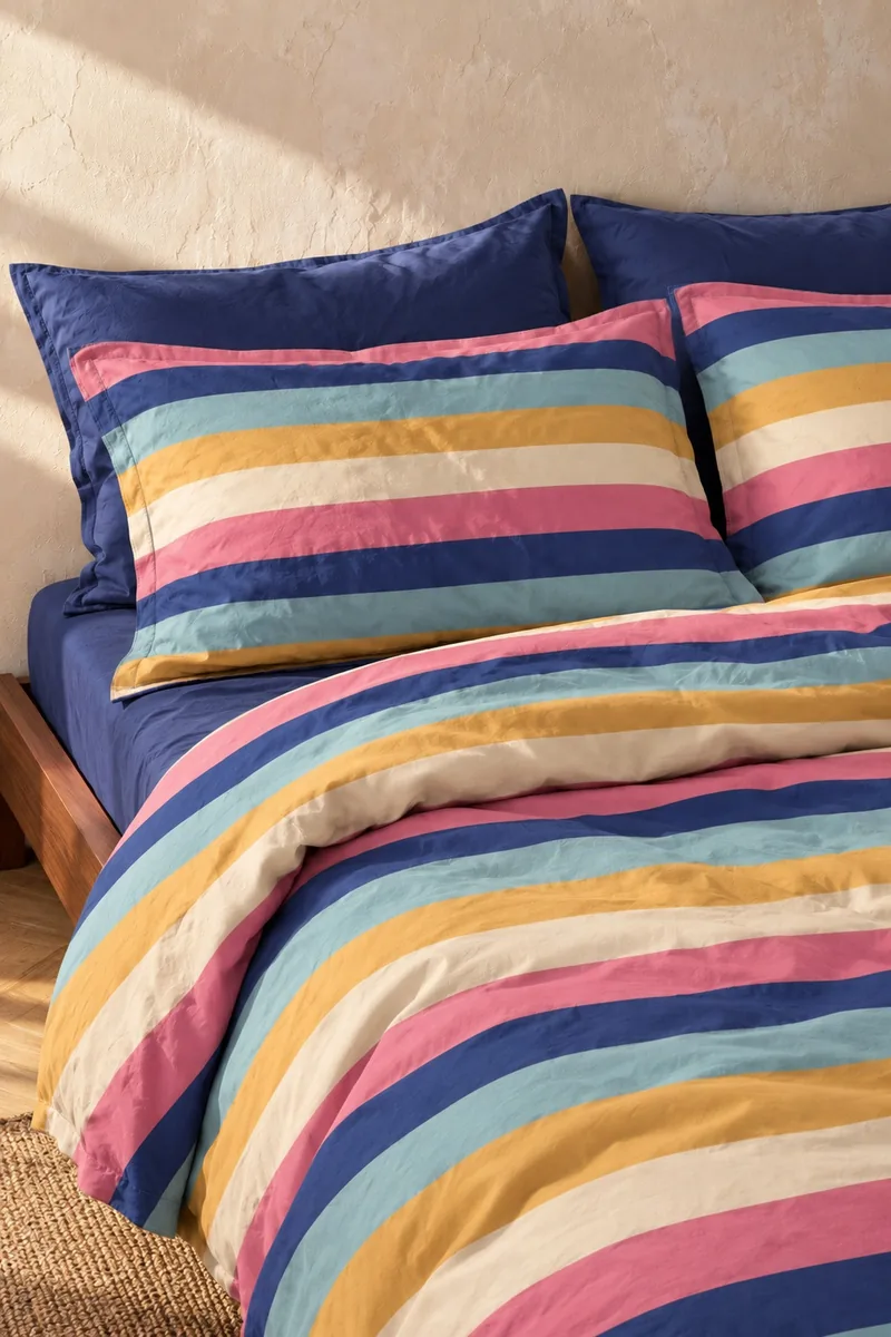 Pastel Çizgili Nevresim Takımı, Lacivert Çarşaflı, yastık kılıfları yakından